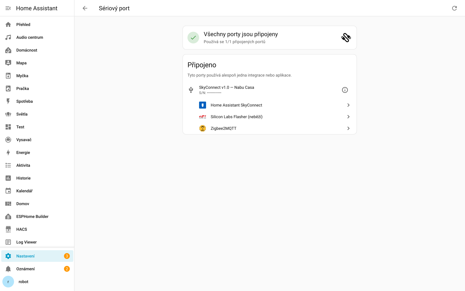Nový panel Serial se seznamem portů rozdělených podle stavu
